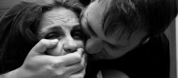 O femeie a fost violată şi răpită de trei elevi O femeie a fost violată şi răpită de trei elevi