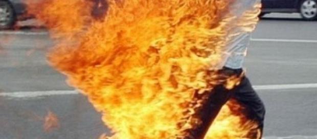 Un român vrea să-şi dea foc în faţa Un român vrea să-şi dea foc în faţa