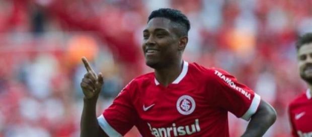 Vitinho foi autor de um dos gols contra o Coritiba Vitinho foi autor de um dos gols contra o Coritiba