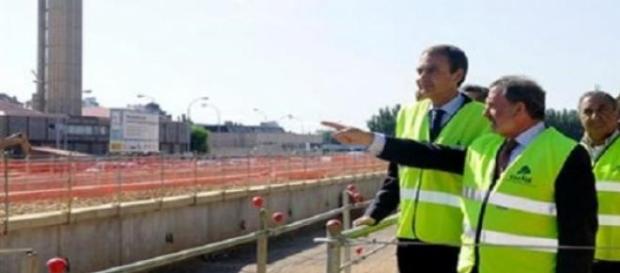 Zapatero visitando la estación AVE León en obras. Zapatero visitando la estación AVE León en obras.