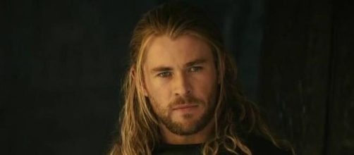 Chris Hemsworth will play the receptionist