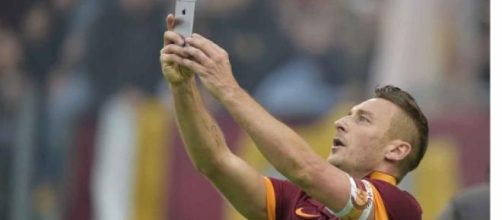 Il selfie di Totti durante Roma-Lazio