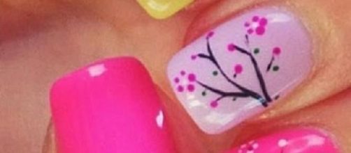 Nail art femminile e romantica