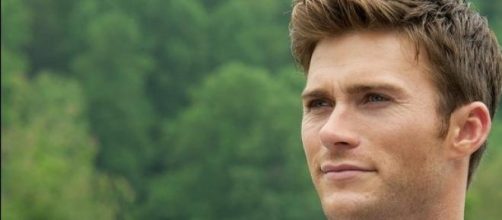 Scott Eastwood luce cuerpo de gimnasio