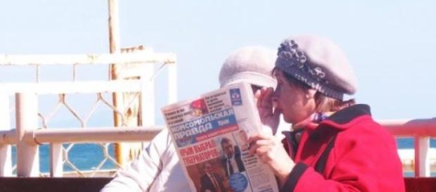 Babcie w Simferopolu czytają „Krymską prawdę”. Babcie w Simferopolu czytają „Krymską prawdę”.
