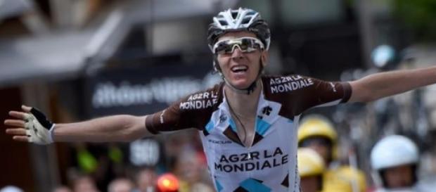 Bardet célèbre sa plus belle victoire. Bardet célèbre sa plus belle victoire.