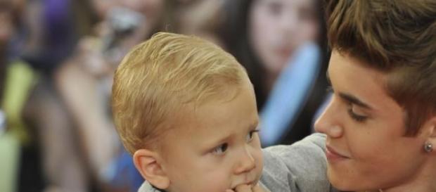 Jaxon é o irmão mais novo de Justin Bieber. Jaxon é o irmão mais novo de Justin Bieber.