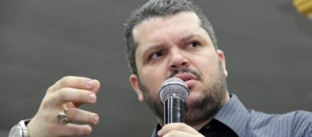 Pastor prega 'cura' gay na televisão Pastor prega 'cura' gay na televisão