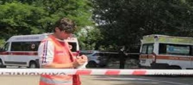 Soccorritori sul luogo della tragedia. Soccorritori sul luogo della tragedia.