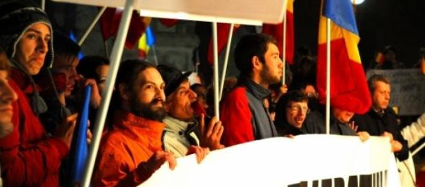Tinerii protestează în prim-plan Tinerii protestează în prim-plan