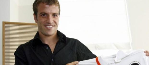 Van der Vaart posa con la camiseta del Valencia. Van der Vaart posa con la camiseta del Valencia.