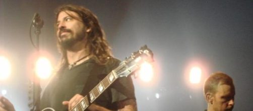 Dave Grohl dei Foo Fighters cade sul palco