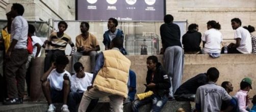 Migranti accalcati alla Stazione di Milano