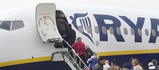 Fila per salire su un volo Ryanair Fila per salire su un volo Ryanair