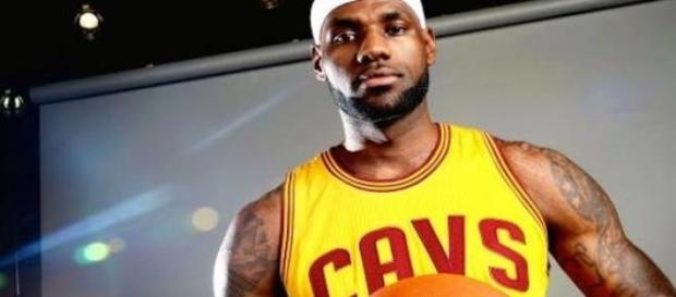 LeBron James, basketteur professionnel. LeBron James, basketteur professionnel.
