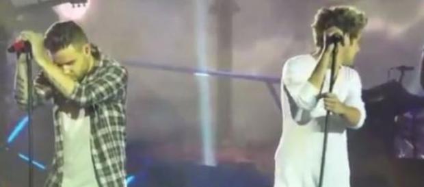 Liam Payne muito comovido ao lado de Niall Horan Liam Payne muito comovido ao lado de Niall Horan