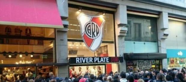 Los hinchas millonarios en el River Store Los hinchas millonarios en el River Store