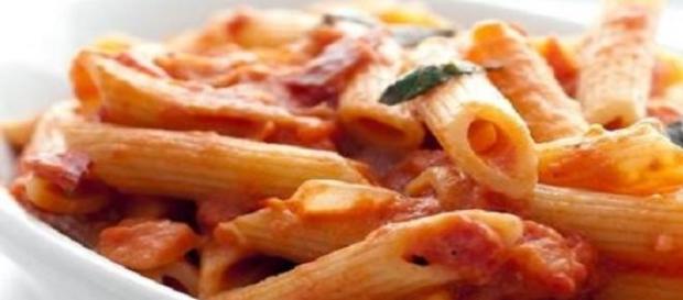 Penne con salsa cremosa di pomodoro Penne con salsa cremosa di pomodoro