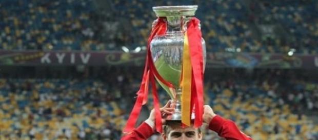 Piqué con la Eurocopa de 2012 ganada por España Piqué con la Eurocopa de 2012 ganada por España