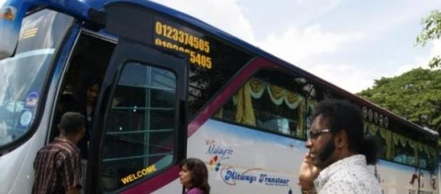 Refugees arriving by bus in PNG. Refugees arriving by bus in PNG.