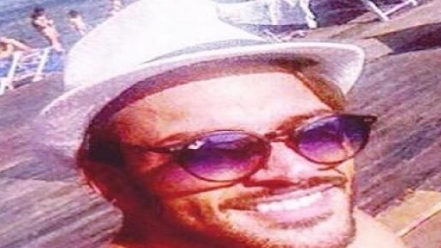 Mariano sorridente al mare