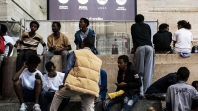 Migranti accalcati alla Stazione di Milano