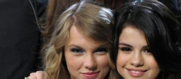 As duas cantoras são grandes amigas. As duas cantoras são grandes amigas.