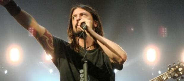Grohl soportó el dolor y no suspendió el concierto Grohl soportó el dolor y no suspendió el concierto