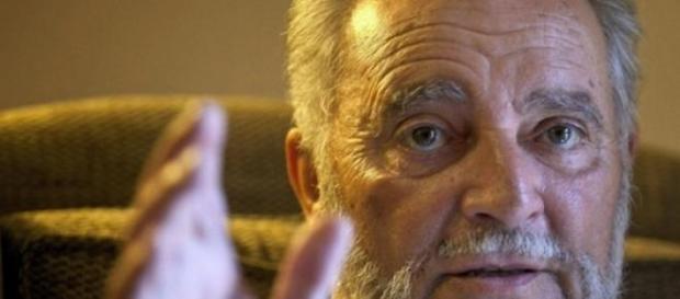 Julio Anguita se siente en el Chester Julio Anguita se siente en el Chester