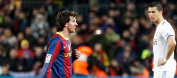 Messi está à frente na corrida à Bola de Ouro. Messi está à frente na corrida à Bola de Ouro.