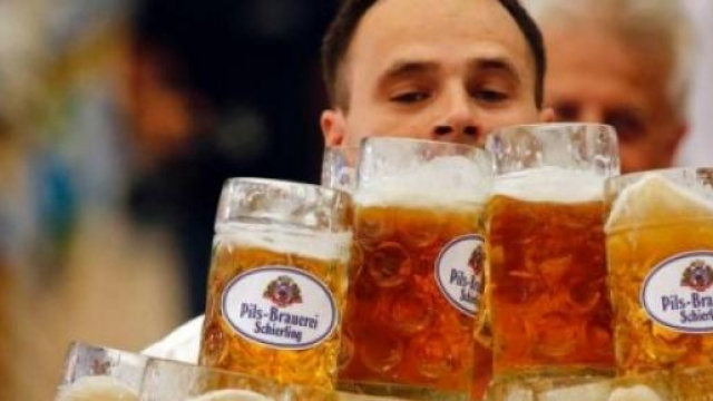 Cameriere in birreria tedesca