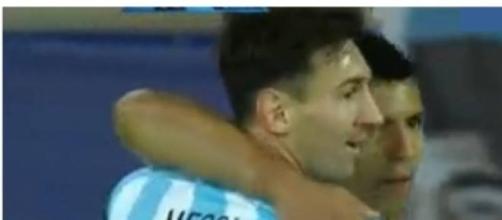 Messi y el Kun festejando el primer gol a Paraguay