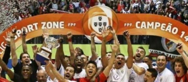 Benfica a festejar o título de campeão de futsal Benfica a festejar o título de campeão de futsal