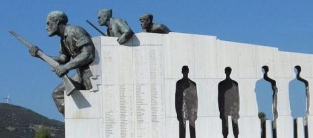 Distomo: mausoléu guarda ossos de moradores mortos Distomo: mausoléu guarda ossos de moradores mortos