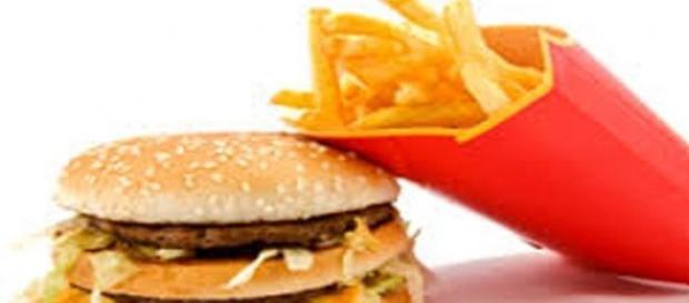 Hambúrguer e batata frita, o tradicional fast food Hambúrguer e batata frita, o tradicional fast food