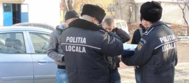 "I-a pus pistolul la tâmplă și a tras de trei ori" "I-a pus pistolul la tâmplă și a tras de trei ori"
