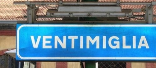 Il cartellone di Ventimiglia alla stazione treni