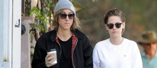 Kristen Stewart e a namorada passeando em LA.