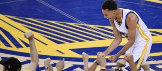 Curry célèbre après une fin de match folle Curry célèbre après une fin de match folle