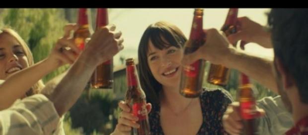 Dakota Johnson en el anuncio de cerveza Dakota Johnson en el anuncio de cerveza