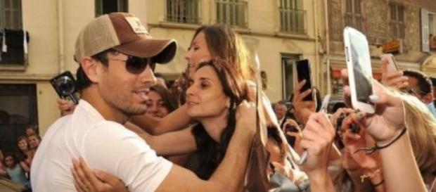 Enrique Iglesias, rodeado de sus fans Enrique Iglesias, rodeado de sus fans