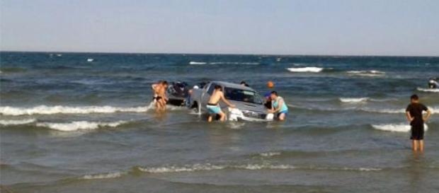 Jeep blocat în Marea Neagră Jeep blocat în Marea Neagră