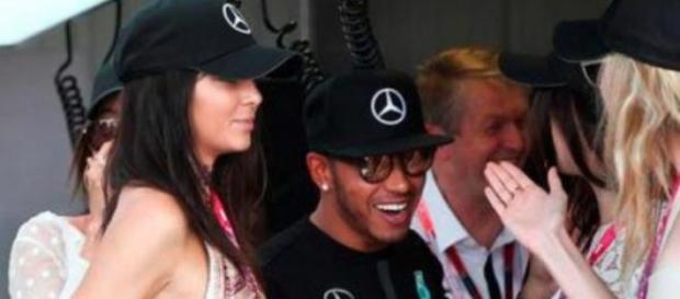 Lewis Hamilton com as modelos Kendall e Gigi Hadid Lewis Hamilton com as modelos Kendall e Gigi Hadid