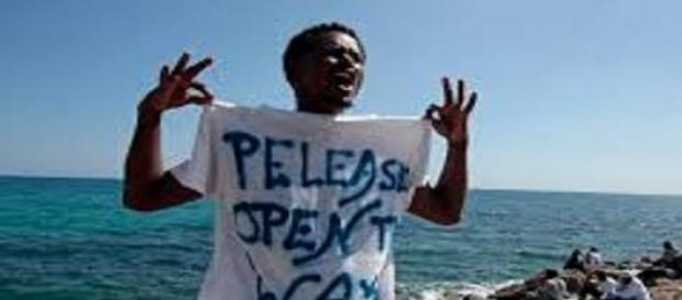 Migrante protesta alla frontiera di Ventimiglia. Migrante protesta alla frontiera di Ventimiglia.