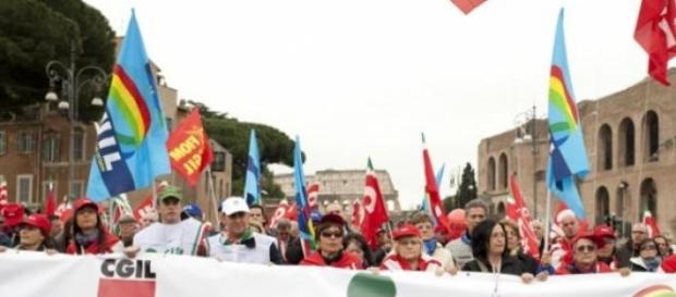 Pensionati e lavoratori in piazza attendono novità Pensionati e lavoratori in piazza attendono novità