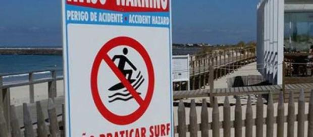 Placa de sinalização na Praia da Barra Placa de sinalização na Praia da Barra