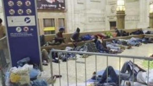 Immigrati ammassati a Milano