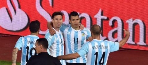 I compagni ad abbracciare Messi dopo il gol