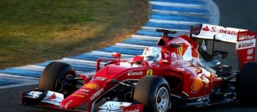 Vettel alla guida della sua Ferrari.