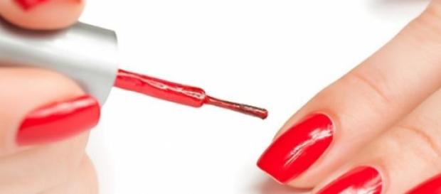 Applicazione di smalto per unghie Applicazione di smalto per unghie